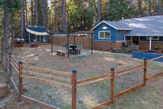 view of yard with an outbuilding