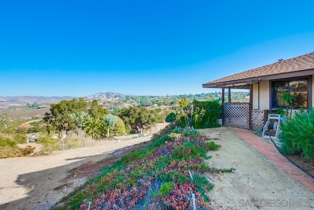 view of yard featuring a mountain view