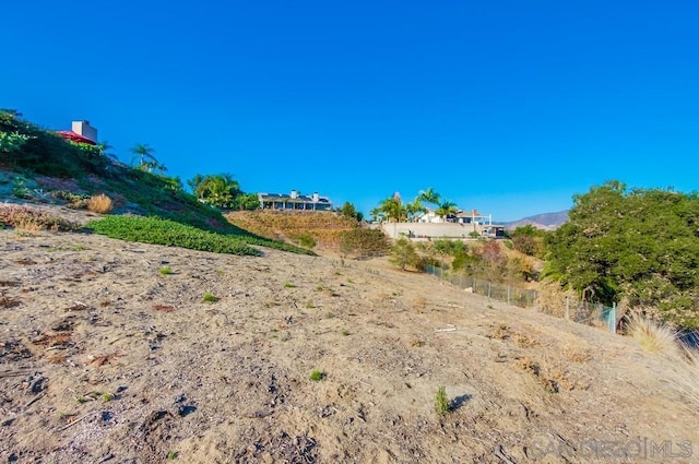 view of yard featuring a mountain view