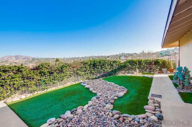 view of yard with a mountain view