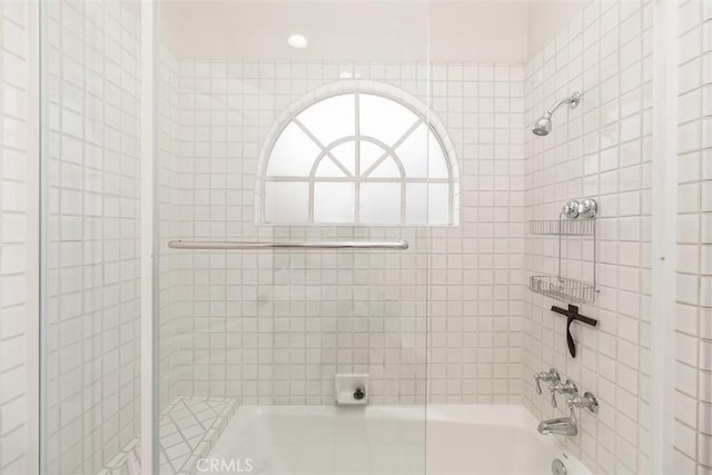 bathroom featuring tiled shower / bath