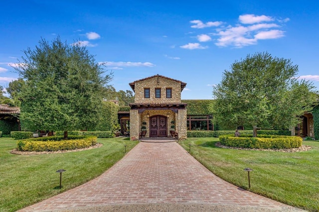 view of front of home featuring a front lawn