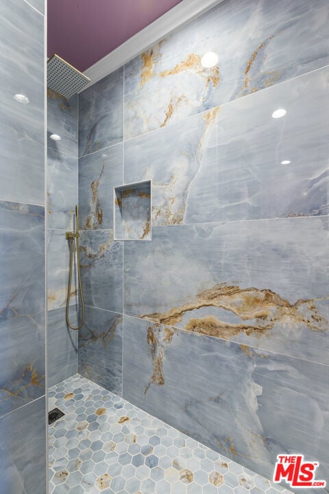 bathroom featuring a tile shower