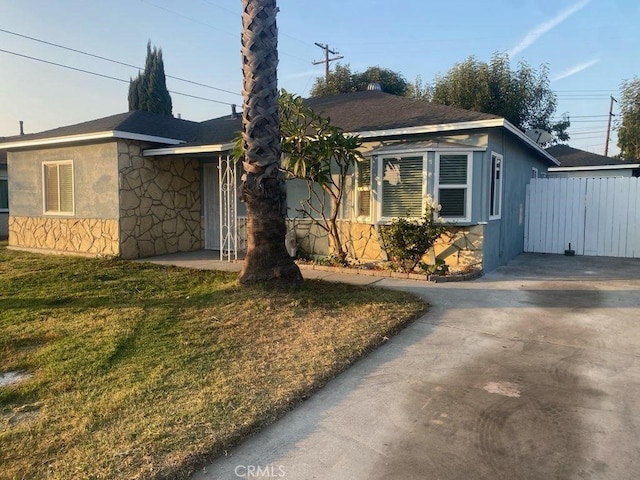 view of front of house featuring a front lawn