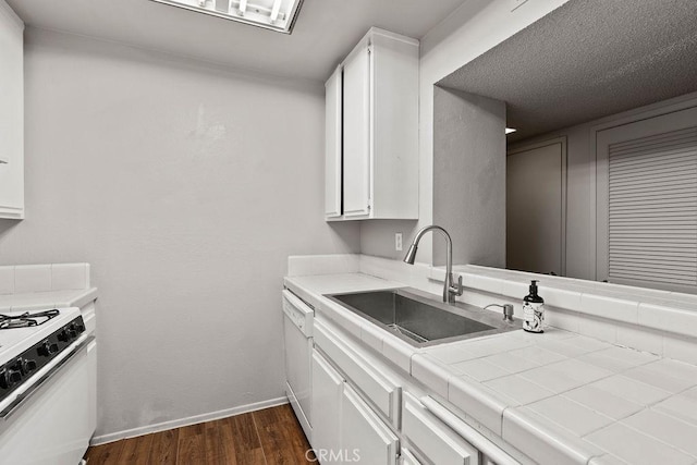 7340 Quill Dr Unit 81, Downey, CA 90242 - kitchen featuring a sink, dark wood-style floors, white cabinets, white appliances, and baseboards