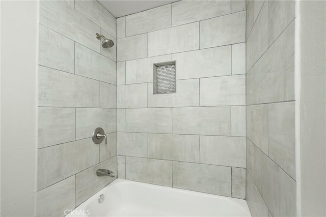 bathroom with tiled shower / bath