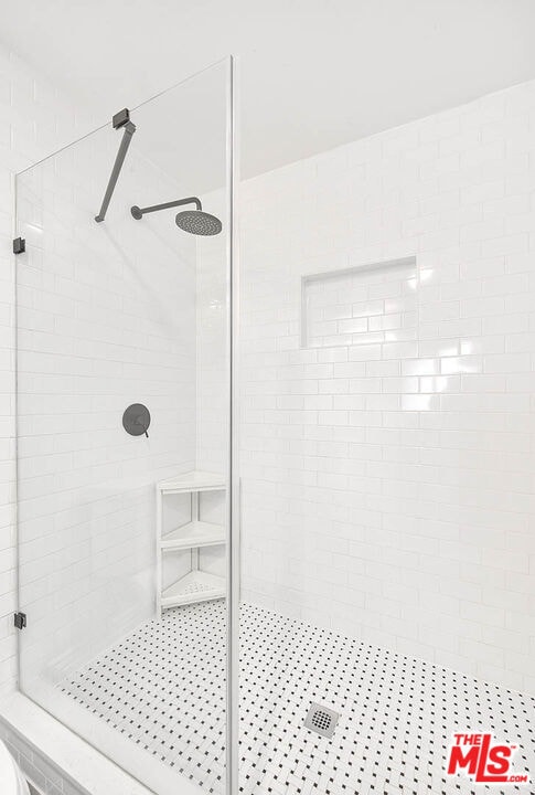 bathroom featuring a tile shower