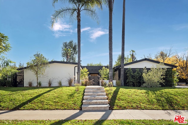 view of front of home featuring a front yard