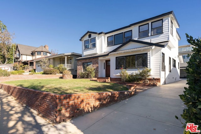 view of front of property featuring a front lawn