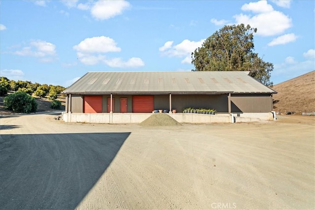 view of front of property with an outbuilding