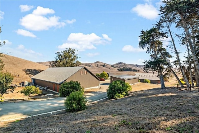 view of front of home featuring a mountain view