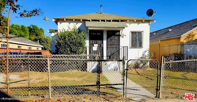 view of front of property with a front yard