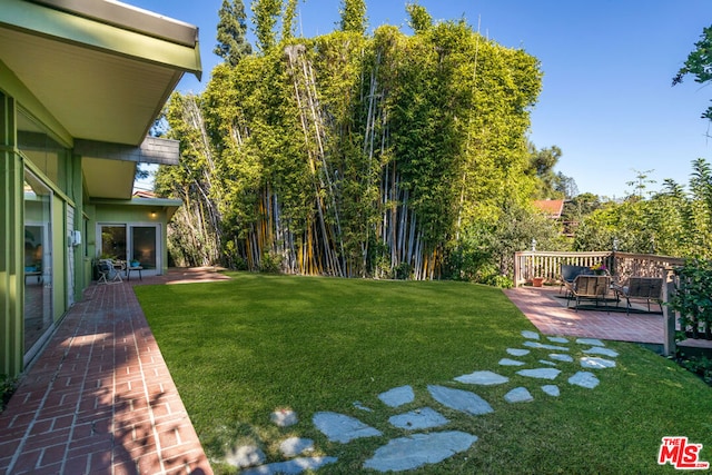 view of yard featuring a patio area