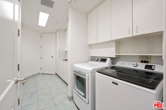 laundry room featuring cabinets and independent washer and dryer