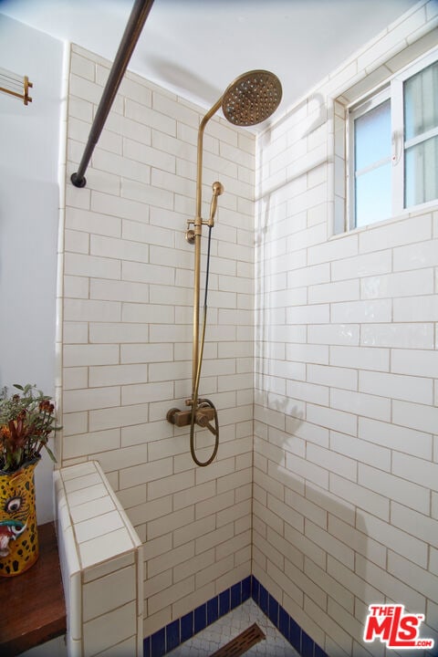 bathroom featuring a tile shower