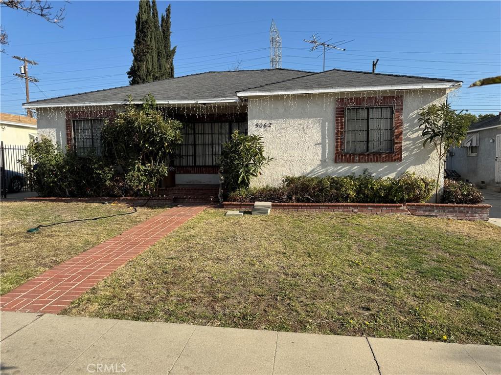 view of front of house with a front lawn