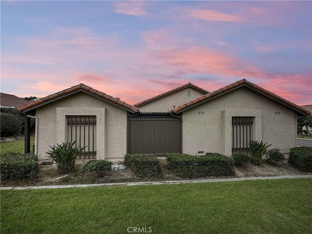 view of front of home featuring a lawn