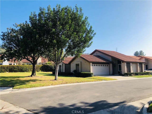 view of front of property featuring a front yard and a garage