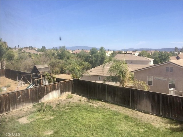 view of yard featuring a mountain view