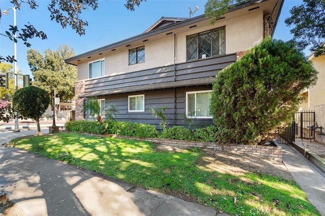 view of front of property with a front lawn