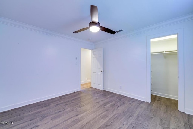 unfurnished bedroom featuring ceiling fan and crown molding