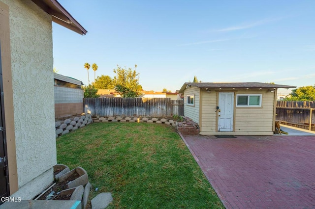 view of yard with an outbuilding