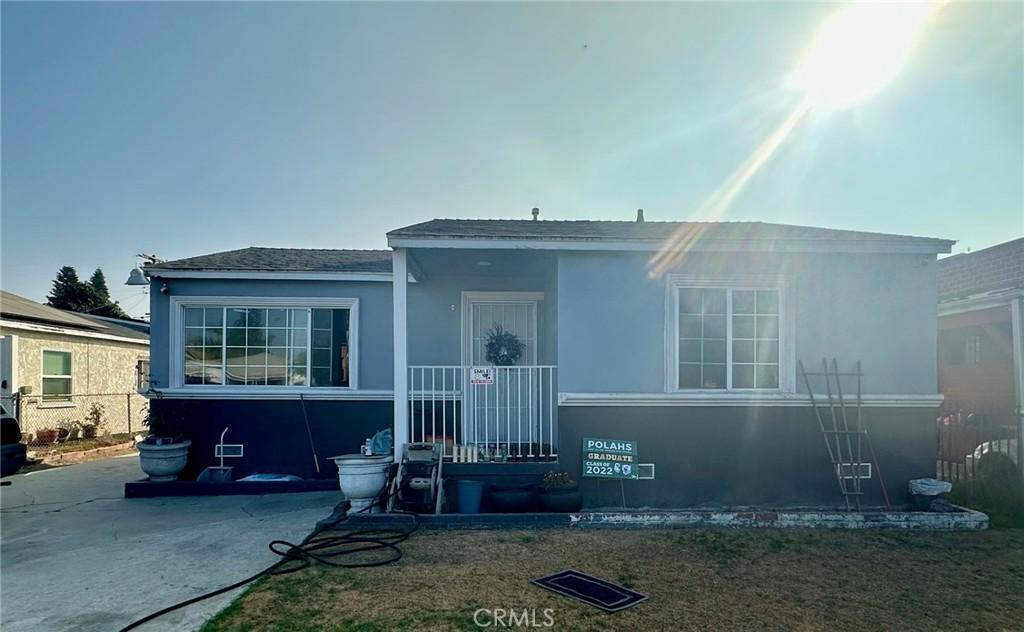 view of front of property with a front lawn