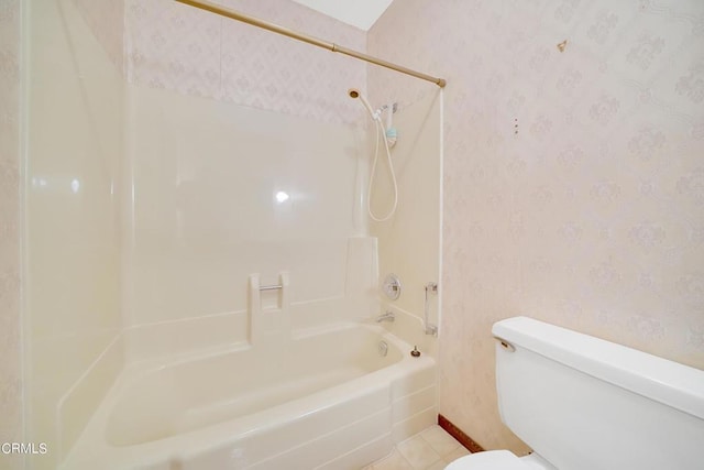 bathroom featuring toilet and washtub / shower combination