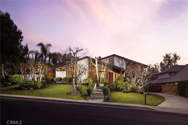 view of front of home featuring a lawn