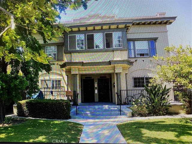 view of front facade with a front yard