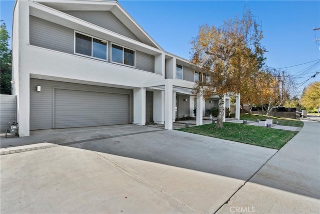 view of front of house featuring a front lawn and a garage