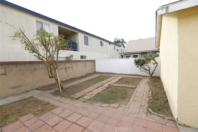 view of yard featuring a patio area