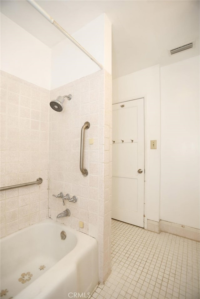 bathroom with tiled shower / bath