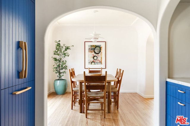 dining room with light wood-type flooring, ceiling fan, and crown molding