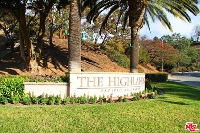 community / neighborhood sign featuring a yard