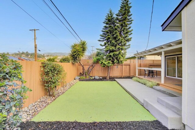 view of yard featuring a patio area