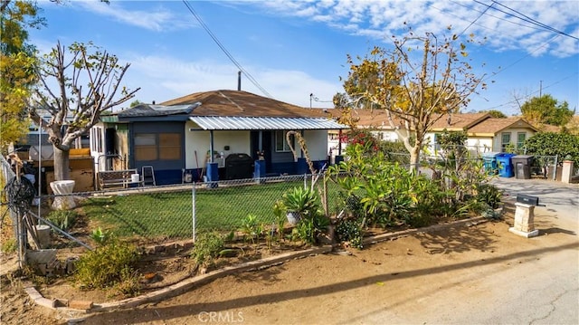 view of front of property featuring a front lawn