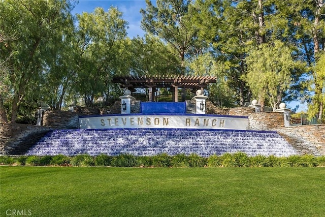 community sign with a lawn