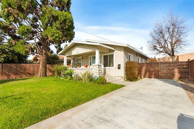 view of front of house featuring a porch and a front lawn