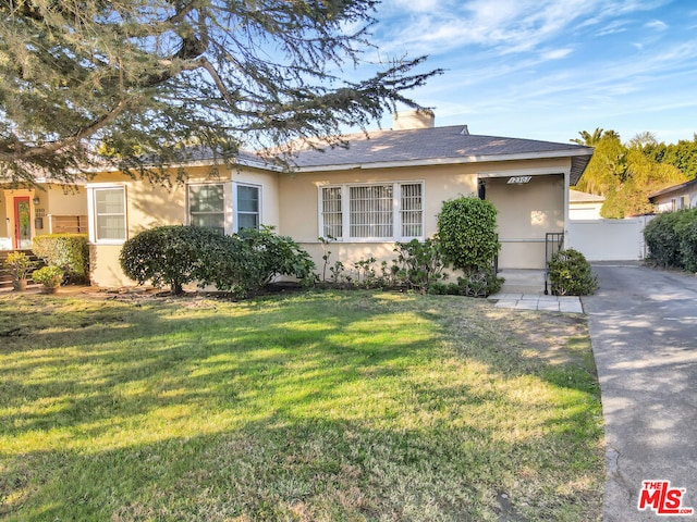 view of front of home featuring a front lawn