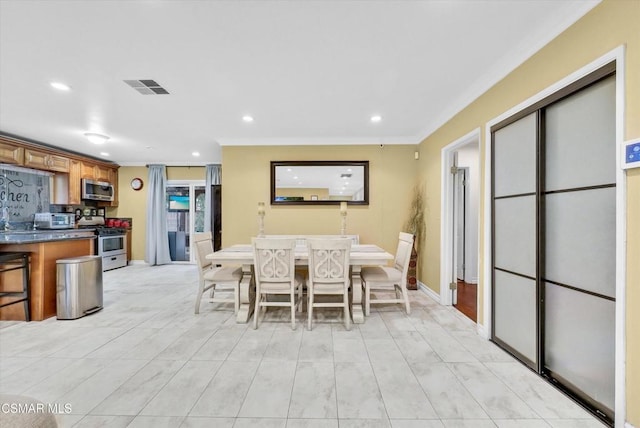 dining space featuring ornamental molding