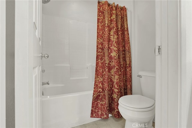 bathroom featuring toilet and shower / bath combo with shower curtain