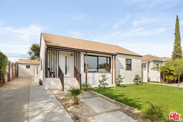 view of front of home with a front lawn