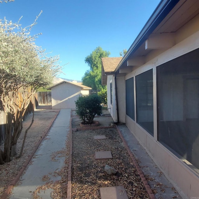 view of yard featuring a shed