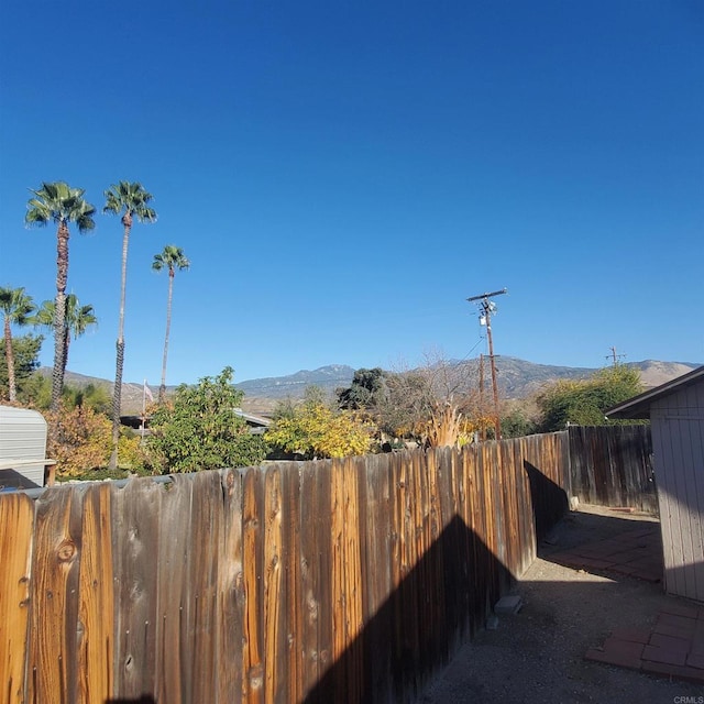 view of yard featuring a mountain view