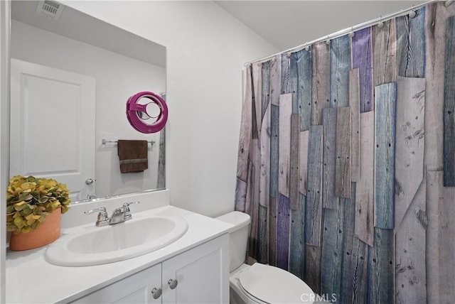 bathroom with a shower with curtain, vanity, and toilet