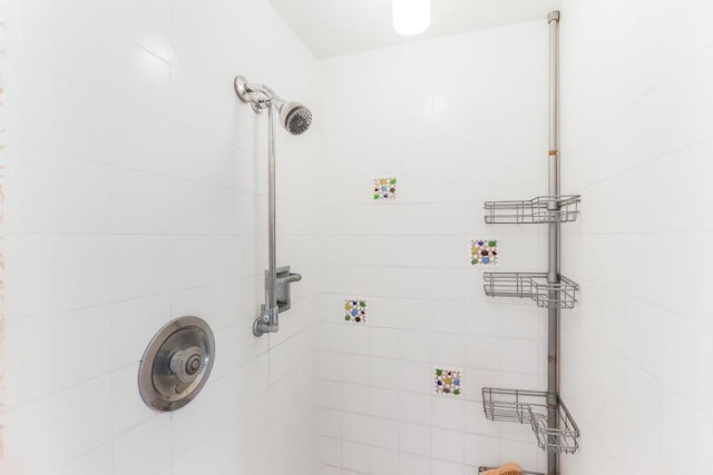 bathroom featuring tiled shower