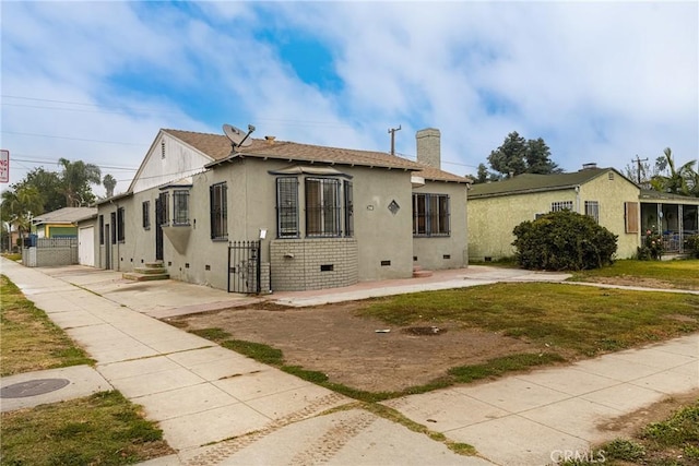 view of front of property with a front lawn