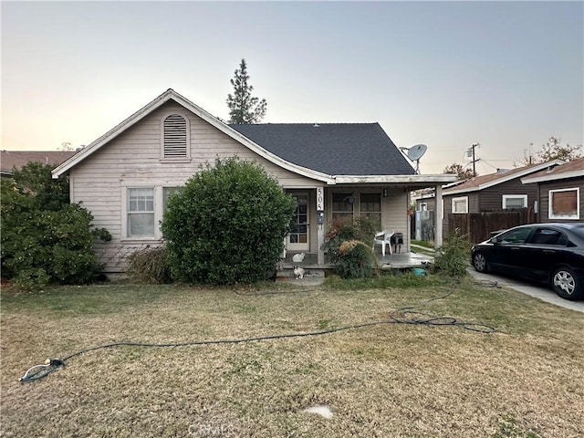 view of front of property featuring a porch and a yard