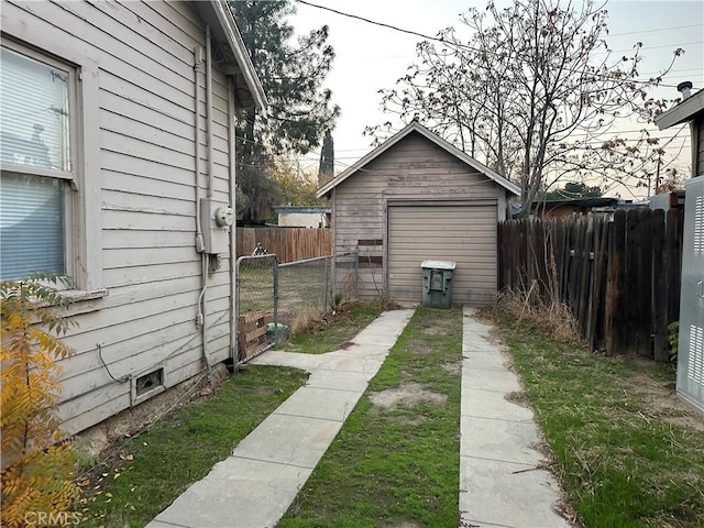 view of yard with an outdoor structure and a garage